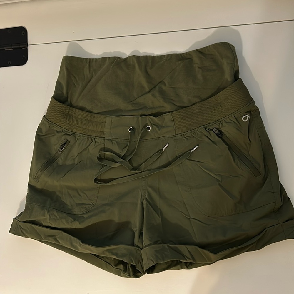 GAP maternity shorts
